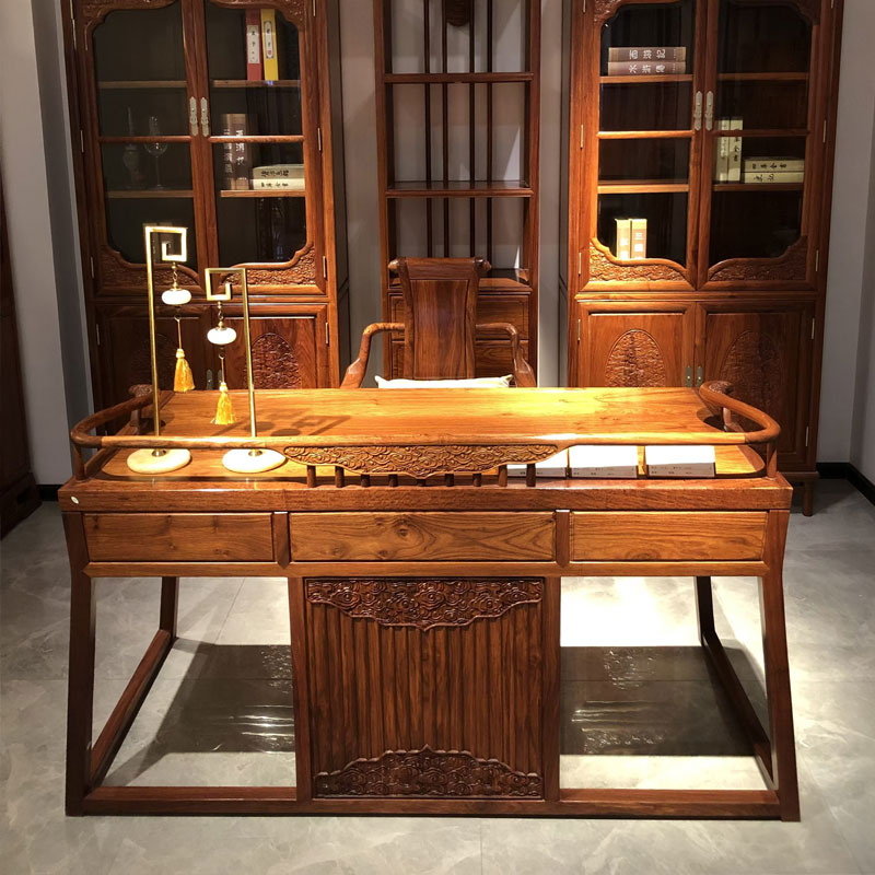 Mesa de estilo clássico de madeira maciça